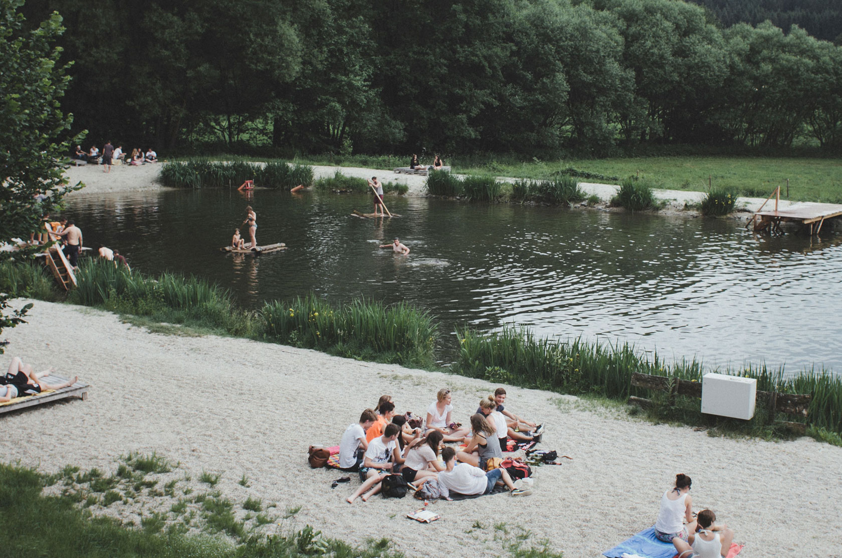 junge menschen am fluss
